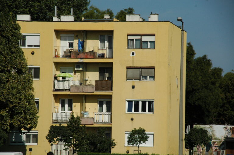 társasházak